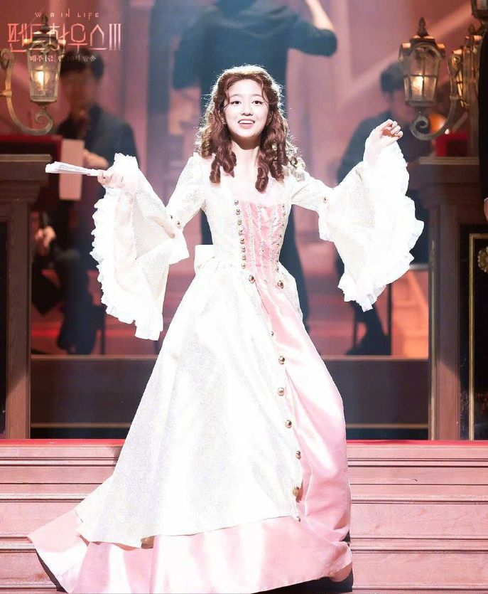 《顶楼3》新剧照:千书真礼服一换艳压全程,露娜恩星显老气