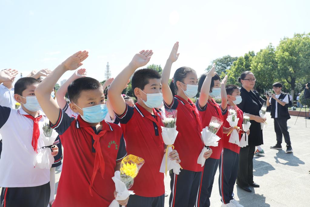 学生向邓稼先雕像敬礼。徐火炬摄