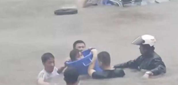 记者连线，还原郑州洪水中的“教科书救援”！她说：12位路人才是真英雄休闲区蓝鸢梦想 - Www.slyday.coM