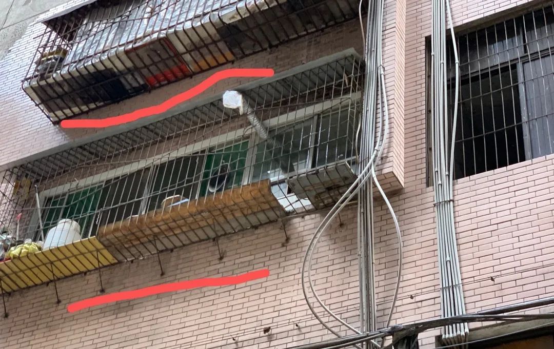 太痛心！9楼阳台防护栏突然坠落，砸中楼下三轮车司机…休闲区蓝鸢梦想 - Www.slyday.coM