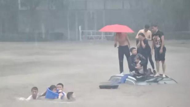 记者连线，还原郑州洪水中的“教科书救援”！她说：12位路人才是真英雄休闲区蓝鸢梦想 - Www.slyday.coM