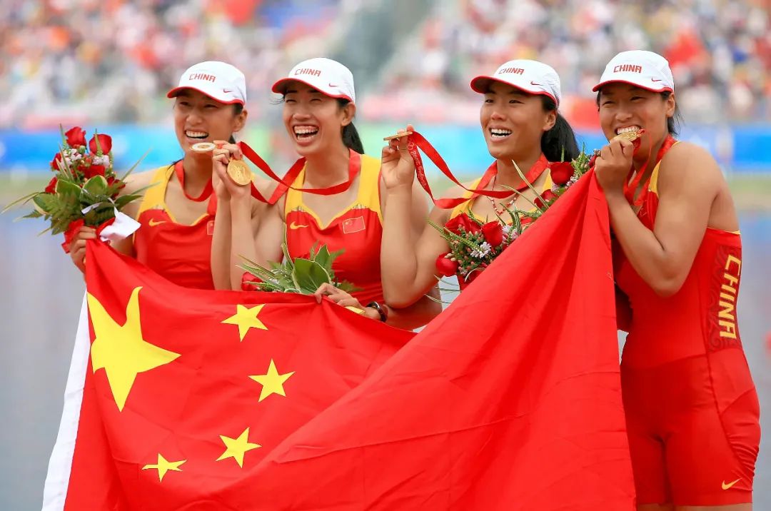 金紫薇(左二)在北京奥运会上夺冠