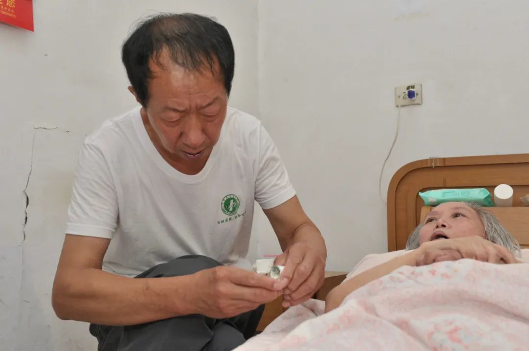 感人泪下！石家庄男子七年如一日照顾瘫痪妻子，每天只睡5小时……休闲区蓝鸢梦想 - Www.slyday.coM