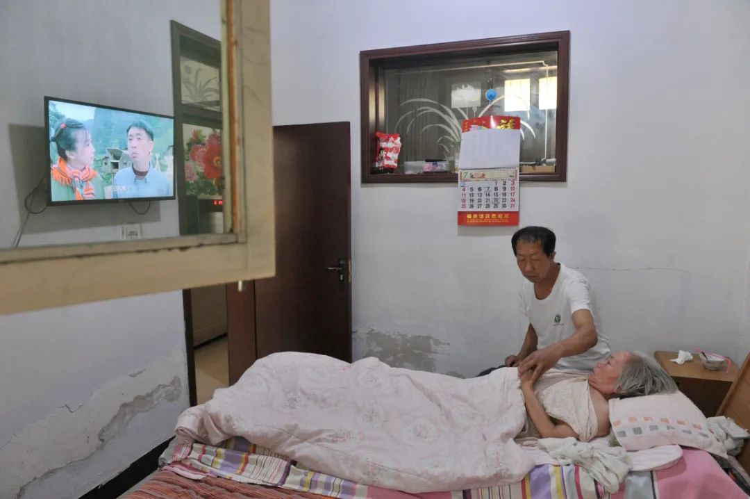感人泪下！石家庄男子七年如一日照顾瘫痪妻子，每天只睡5小时……休闲区蓝鸢梦想 - Www.slyday.coM