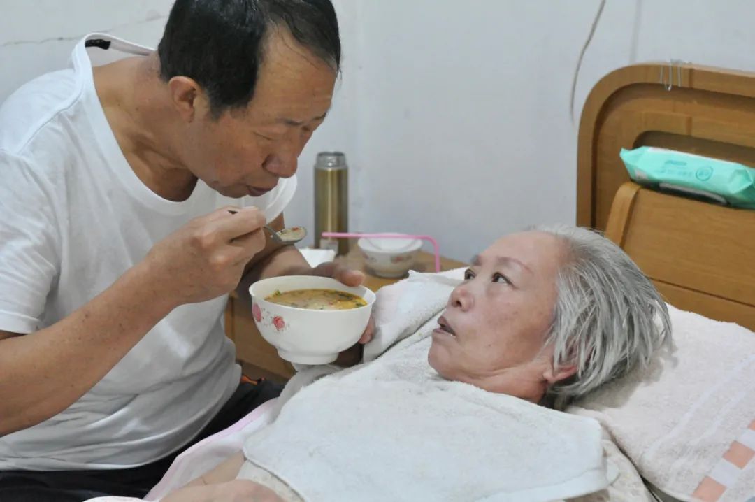 感人泪下！石家庄男子七年如一日照顾瘫痪妻子，每天只睡5小时……休闲区蓝鸢梦想 - Www.slyday.coM