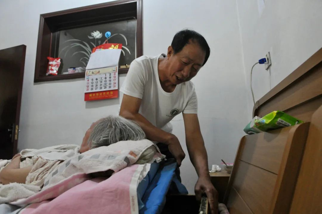 感人泪下！石家庄男子七年如一日照顾瘫痪妻子，每天只睡5小时……休闲区蓝鸢梦想 - Www.slyday.coM