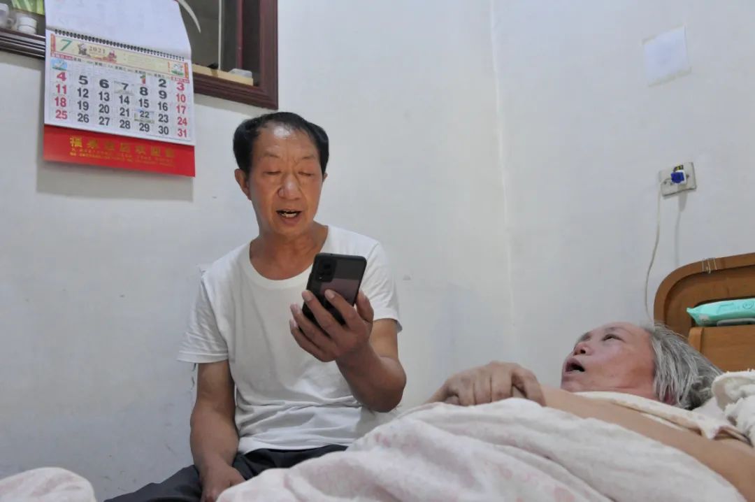 感人泪下！石家庄男子七年如一日照顾瘫痪妻子，每天只睡5小时……休闲区蓝鸢梦想 - Www.slyday.coM