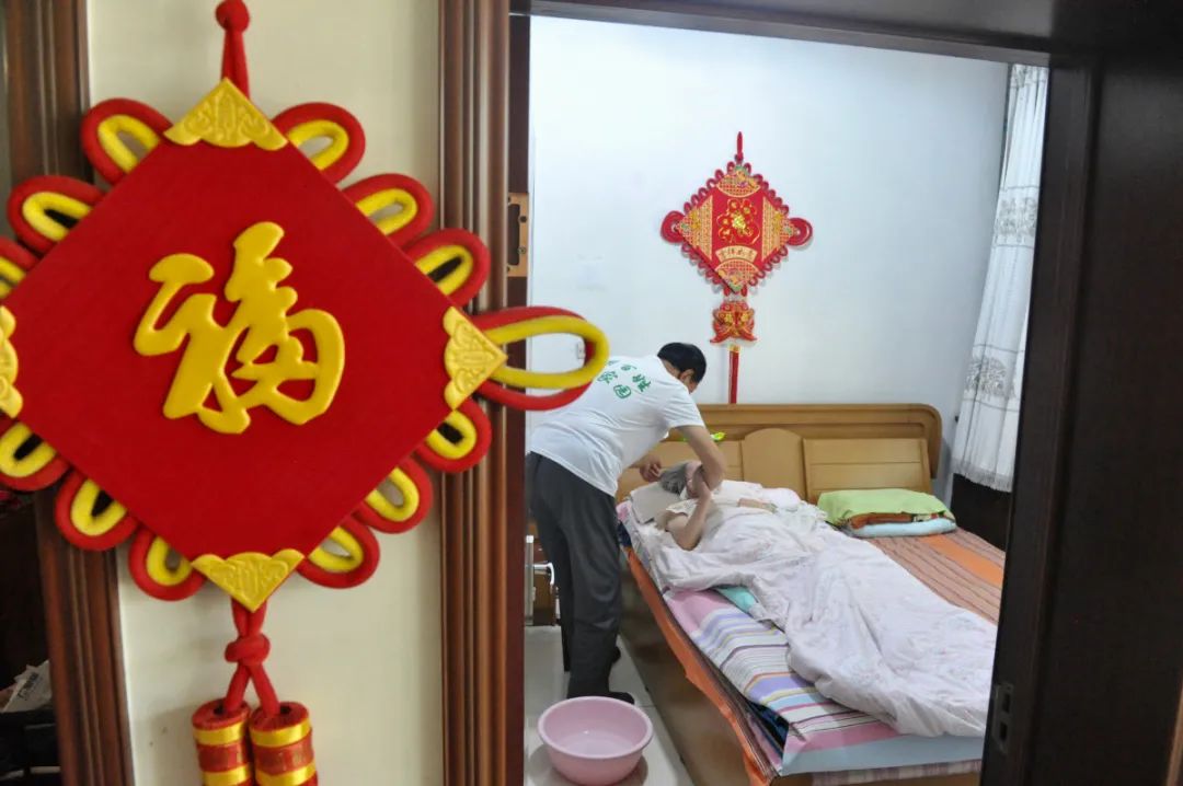 感人泪下！石家庄男子七年如一日照顾瘫痪妻子，每天只睡5小时……休闲区蓝鸢梦想 - Www.slyday.coM