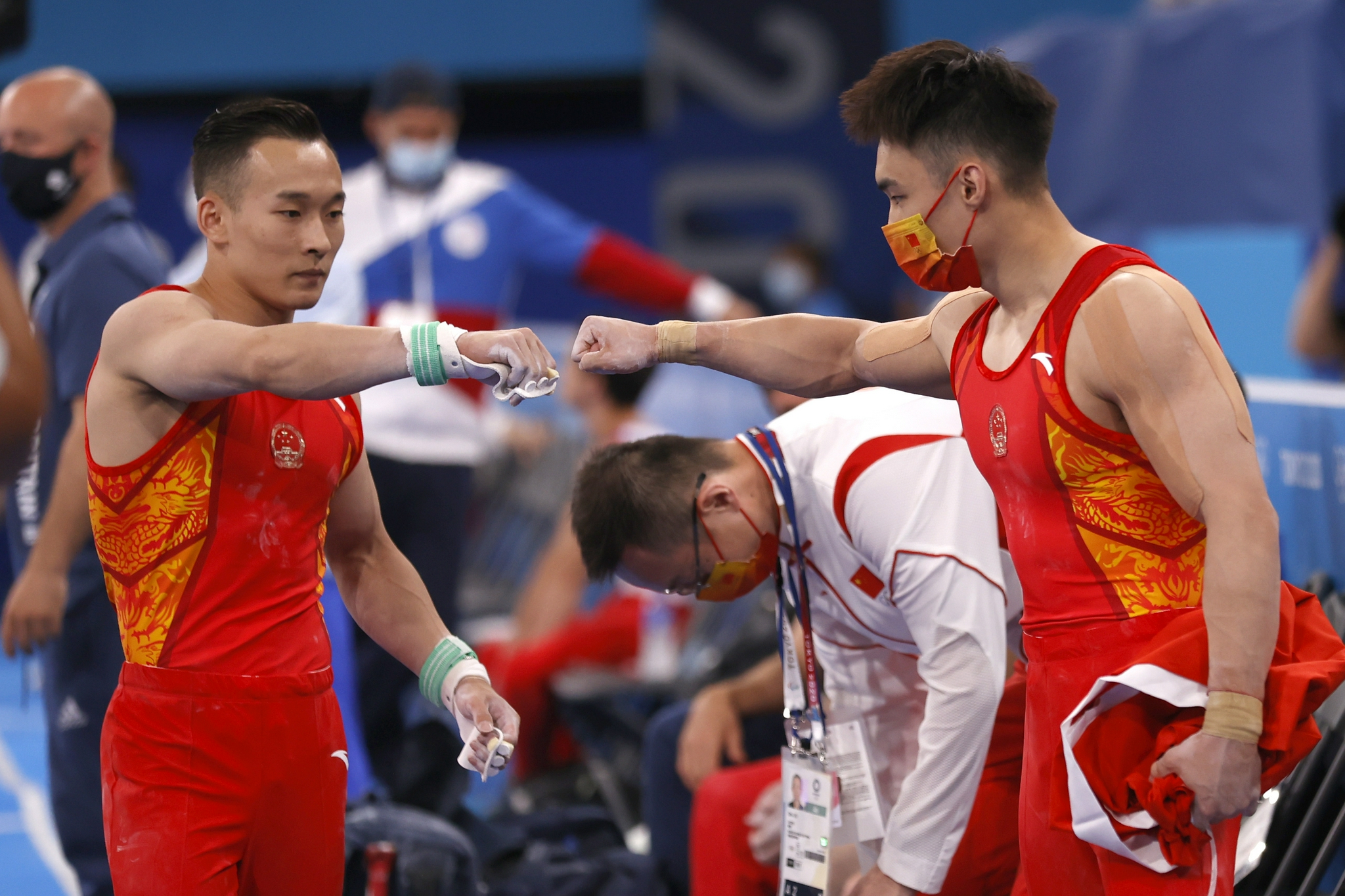 肖若腾和队友孙炜碰拳.