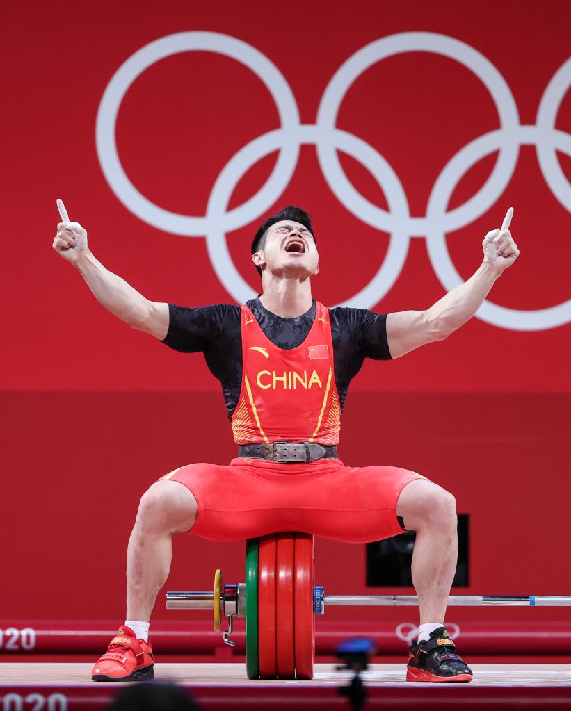 7月28日,中国选手石智勇在举重男子73公斤级决赛中.