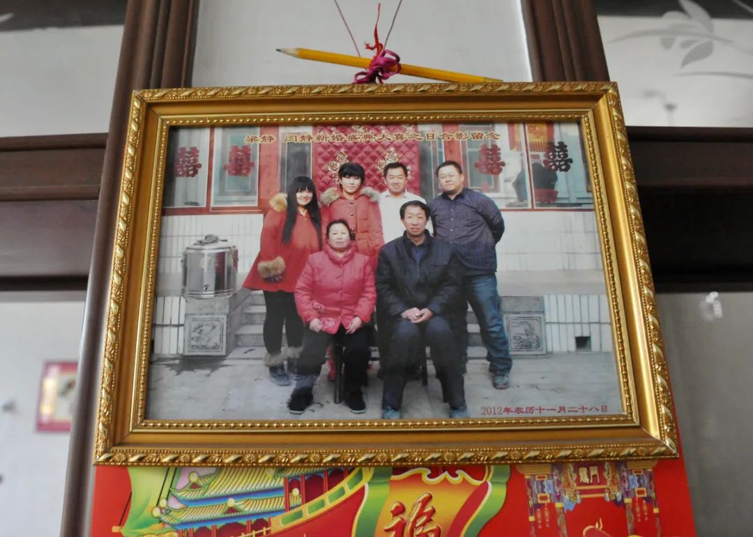 感人泪下！石家庄男子七年如一日照顾瘫痪妻子，每天只睡5小时……休闲区蓝鸢梦想 - Www.slyday.coM