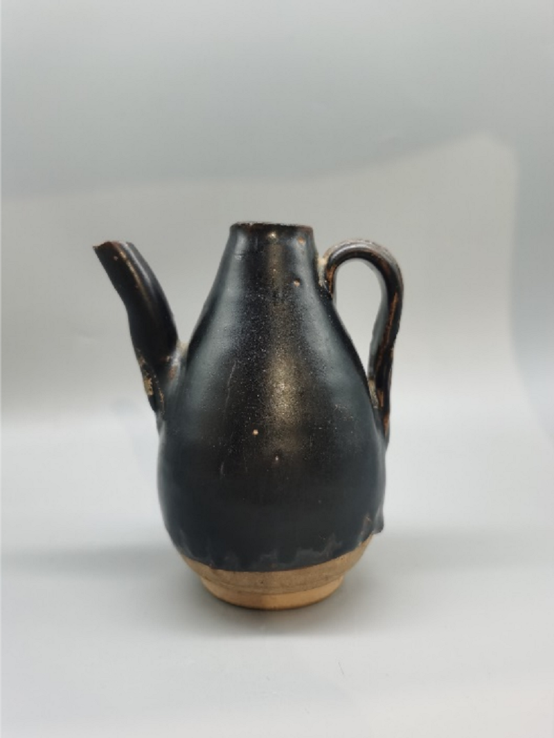 南宋清溪窑黑釉梨形壶(央广网发 金科南山供图)