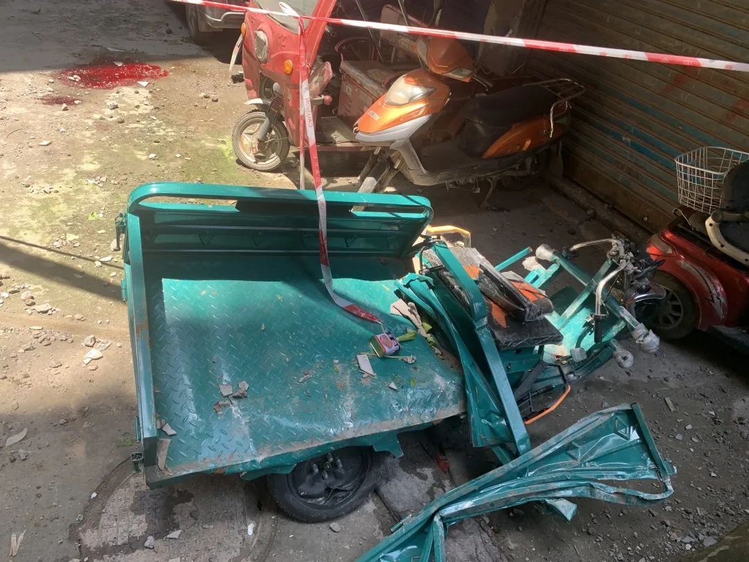 太痛心！9楼阳台防护栏突然坠落，砸中楼下三轮车司机…休闲区蓝鸢梦想 - Www.slyday.coM