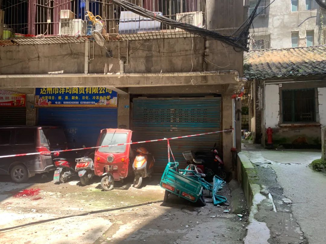 太痛心！9楼阳台防护栏突然坠落，砸中楼下三轮车司机…休闲区蓝鸢梦想 - Www.slyday.coM