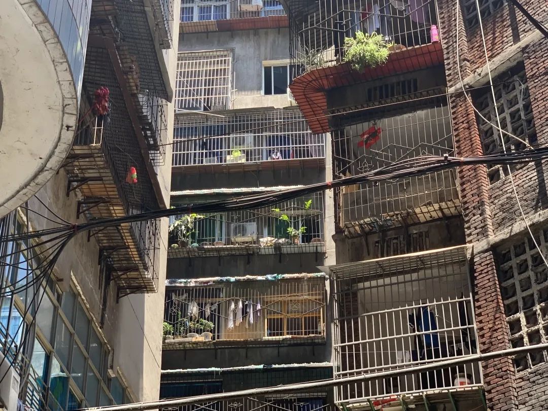 太痛心！9楼阳台防护栏突然坠落，砸中楼下三轮车司机…休闲区蓝鸢梦想 - Www.slyday.coM