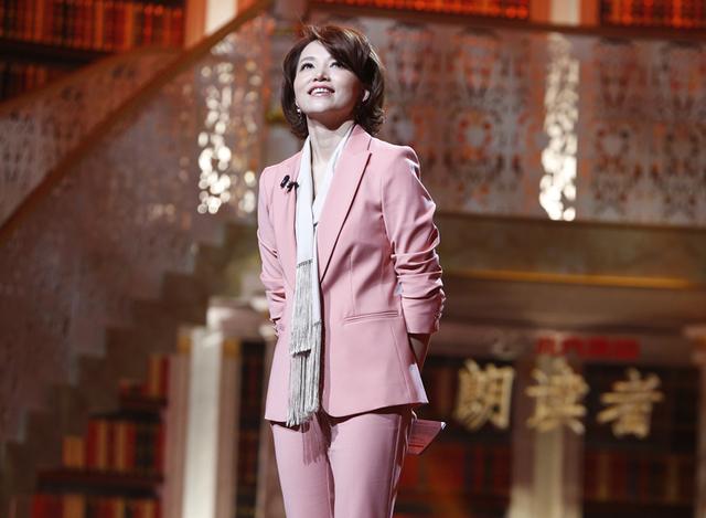 董卿《朗读者3》杀青照曝光!手捧鲜花站c位,打扮朴素好接地气