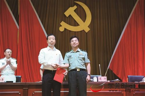 图为广东省军区司令员周河(右)为肖亚非颁发任职证