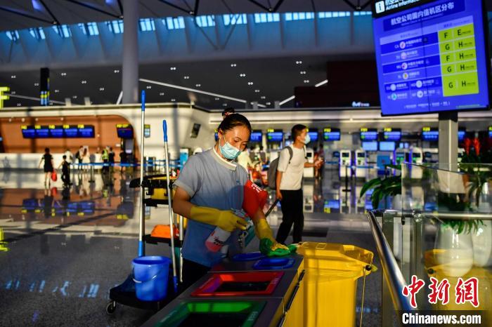 The staff sterilized the facilities and equipment of the terminal building.  (Photo courtesy of Tianfu Airport)
