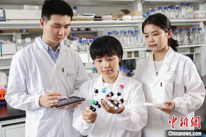 竺淑佳研究员与研究生在实验室 中国科学院脑科学与智能技术卓越创新