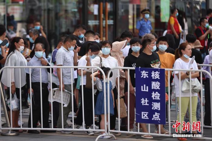 7月21日，江苏省南京市，市民在江宁区一大型商场外设置的核酸检测点排队进行核酸检测。中新社记者 泱波 摄