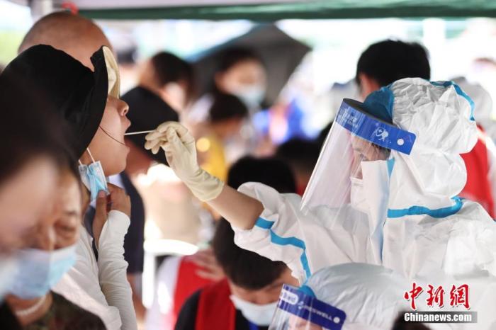  7月21日，江苏省南京市，市民在江宁区一大型商场外设置的核酸检测点进行核酸检测。 中新社记者 泱波 摄