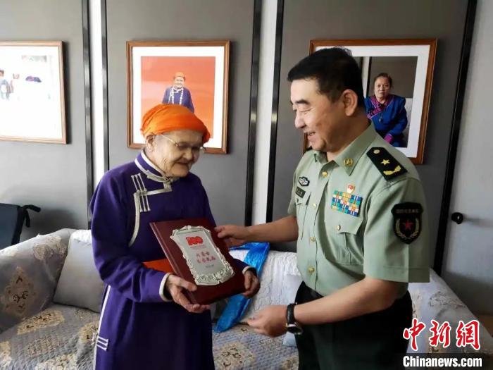 在"八一建军节"前夕,内蒙古军区政委杨小康登门看望"草原母亲"都贵玛