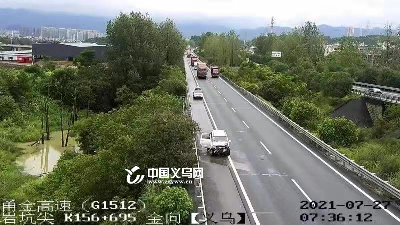 g1512甬金高速金华方向156k(岩坑尖4号隧道口)附近发生面包车碰撞边