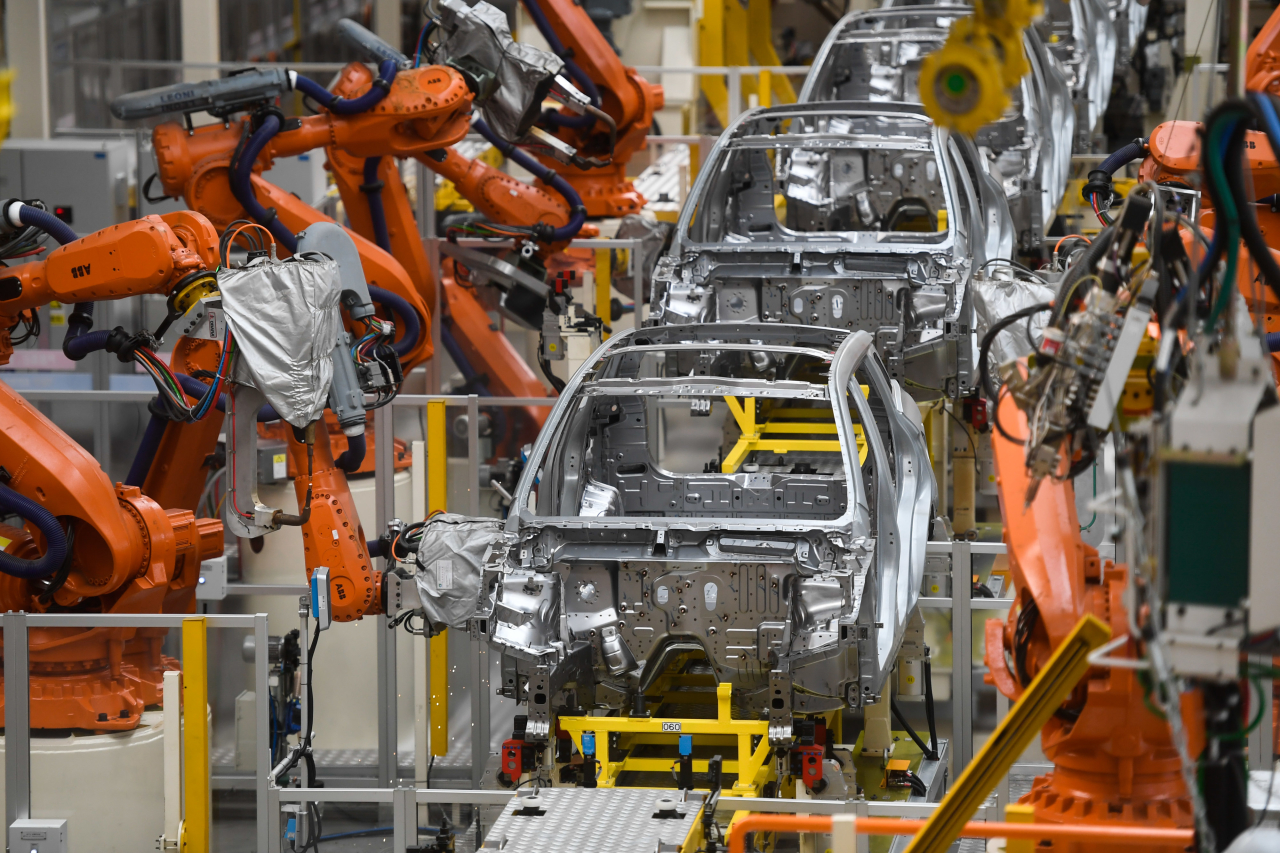 吉利汽车自动化焊接线.新华社发