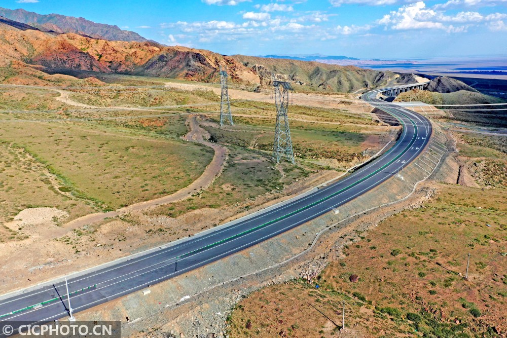 新疆g575线巴里坤至哈密公路路面工程即将完成