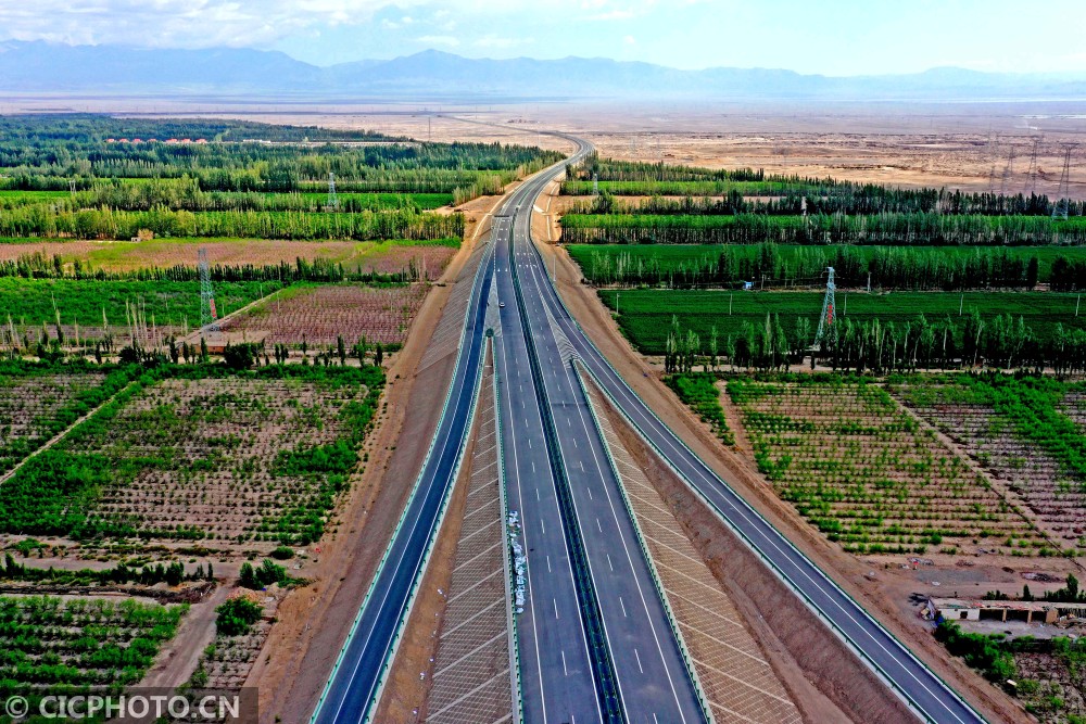 新疆g575线巴里坤至哈密公路路面工程即将完成