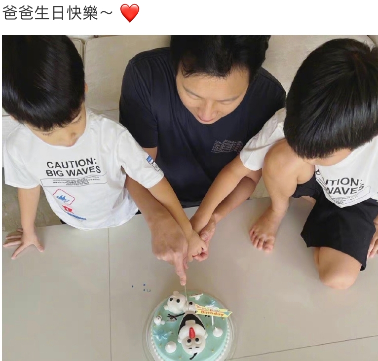 侯佩岑为富豪老公庆生父子三人切蛋糕好温馨却被网友说好小气