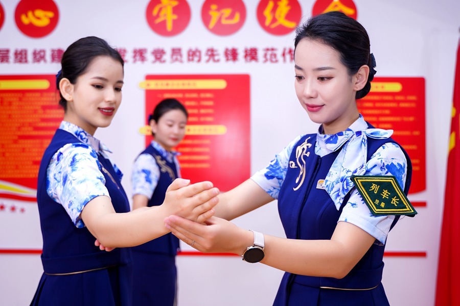 走进铁路乘务员的夏季日常