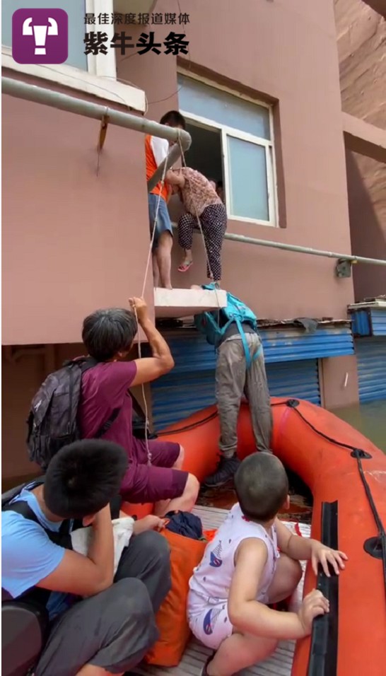 救援人员让老人踩在自己头顶