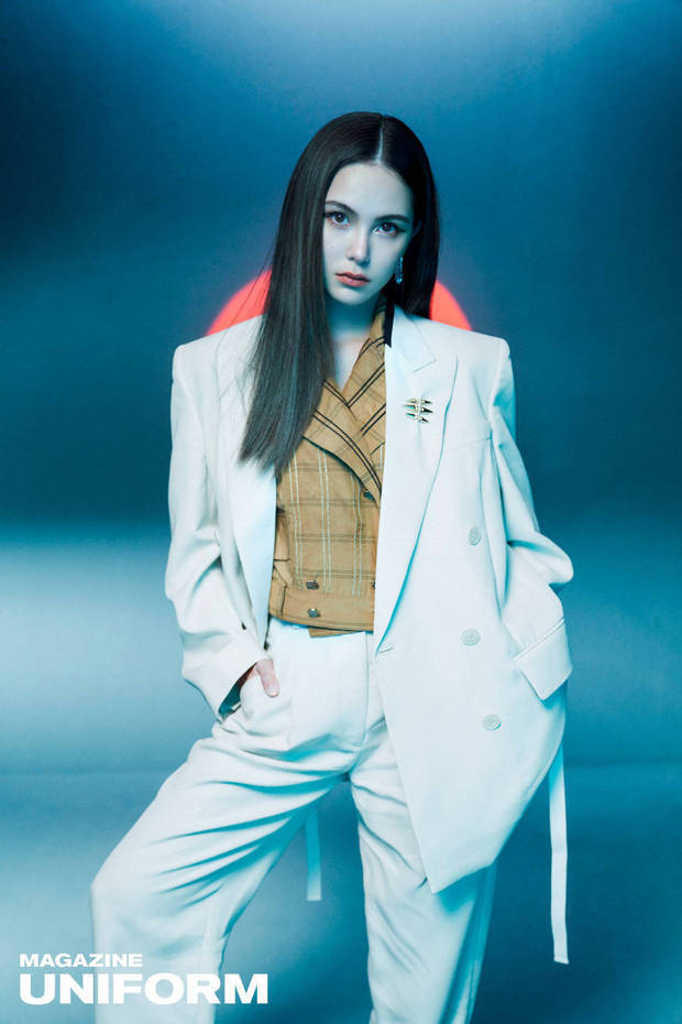 昆凌未来感大片曝光 冷冽氛围映衬酷飒气质