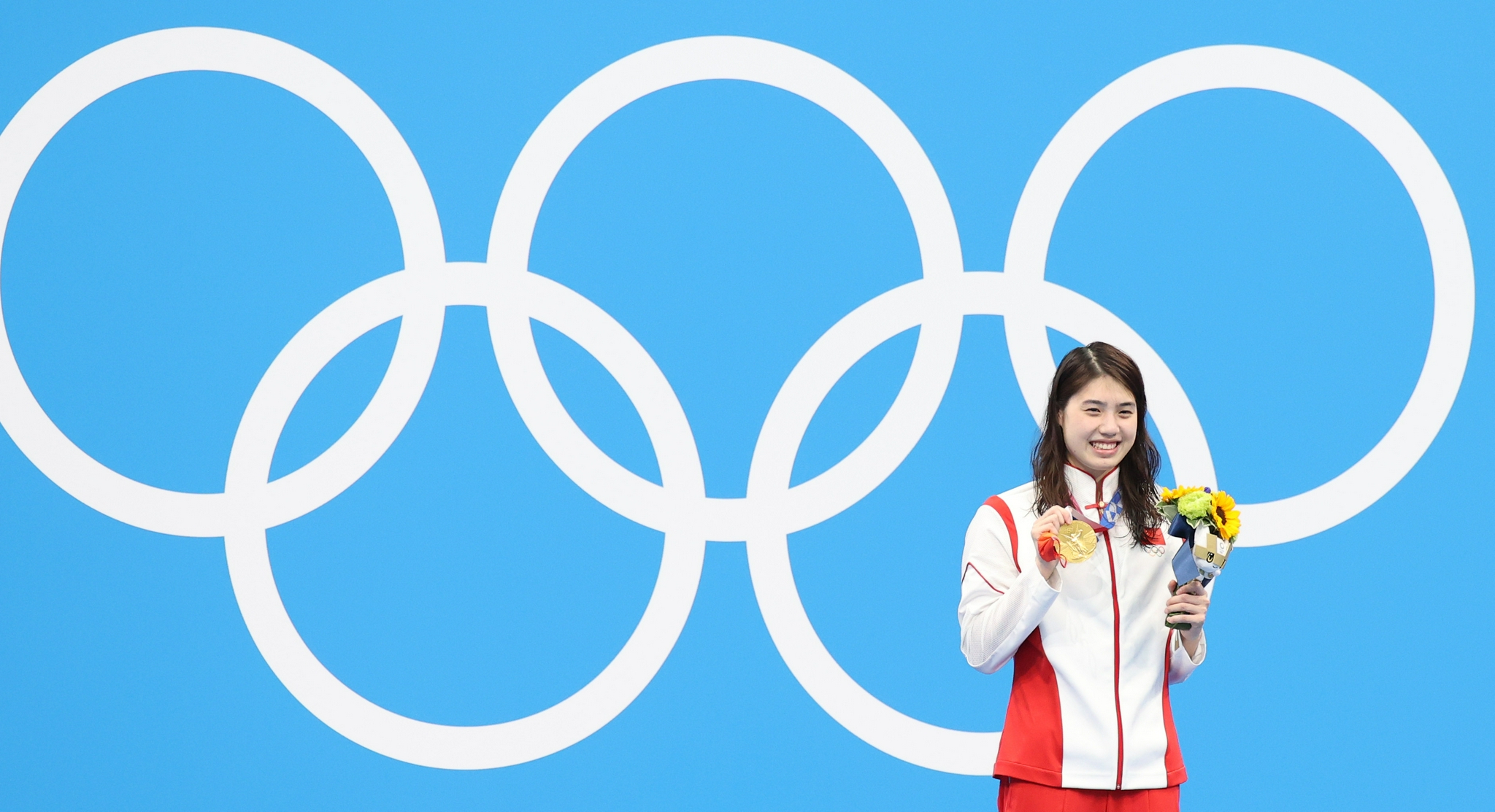 以2分03秒86夺冠,并创造了新的奥运会纪录;她的队友俞李妍排名第六