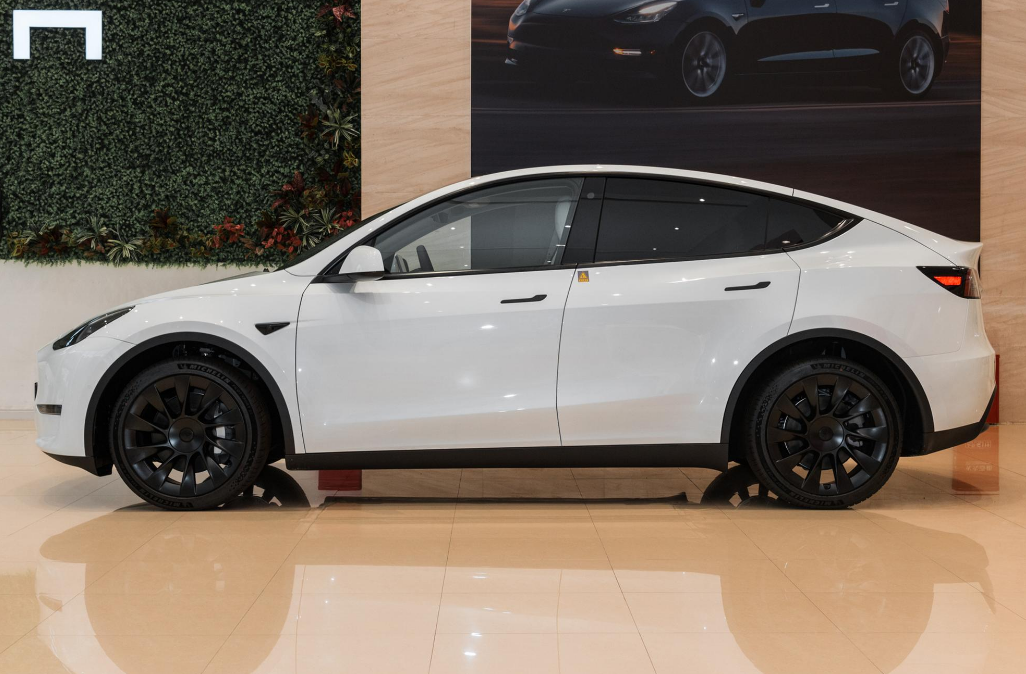 补贴后仅27.6万起,特斯拉Model Y门槛降低后,选它还是买国产?-新浪汽车