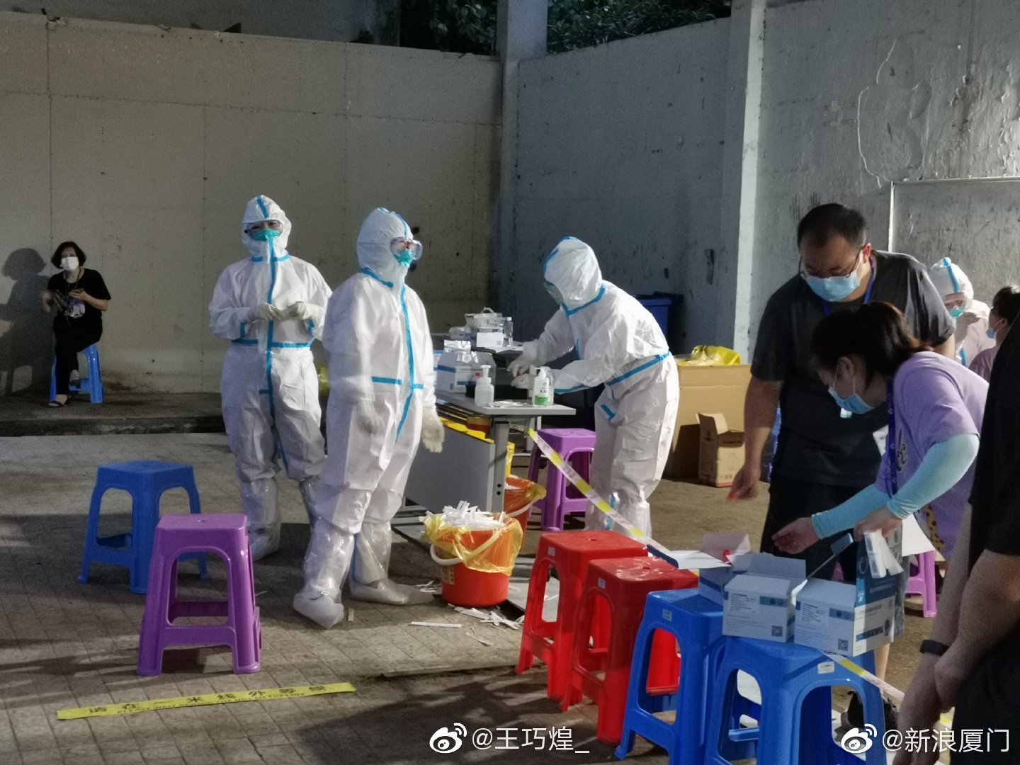 致敬厦门防疫人员雨中坚守岗位目前厦门相关密接均为阴性