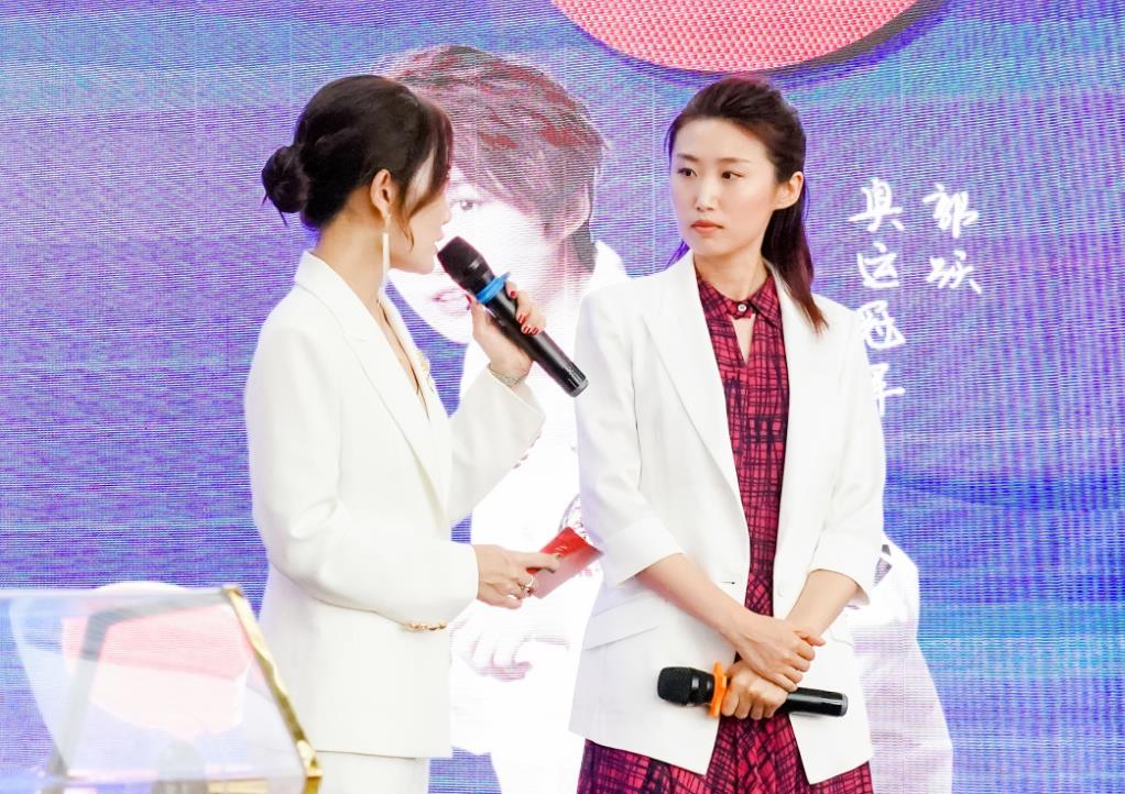 奥运冠军郭跃近照假小子如今长发飘飘美到认不出