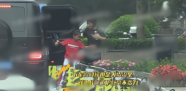 贾乃亮开豪车看女儿,小甜馨看到爸爸超开心,未见李小璐露面休闲区蓝鸢梦想 - Www.slyday.coM