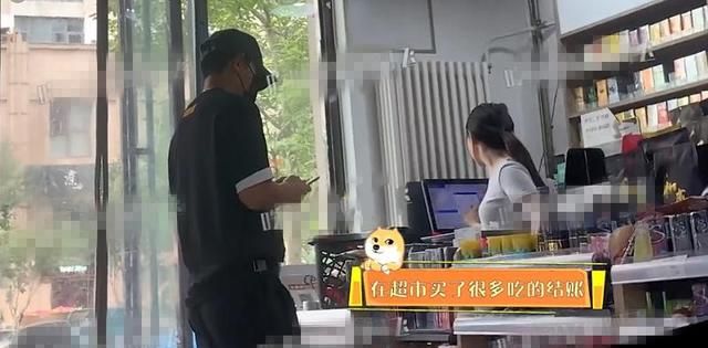 贾乃亮开豪车看女儿,小甜馨看到爸爸超开心,未见李小璐露面休闲区蓝鸢梦想 - Www.slyday.coM