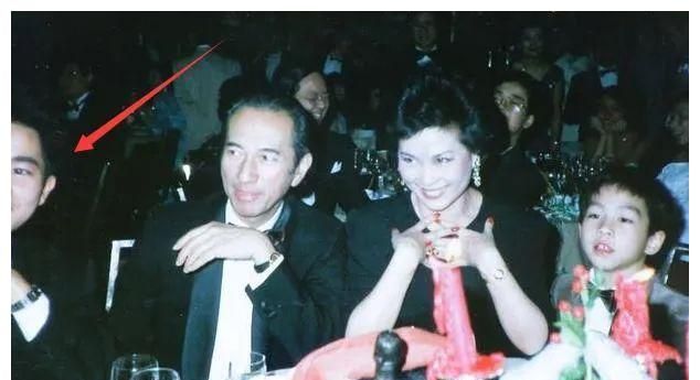 何超琼对陈百强有多深情不顾世俗为他扶灵赌王葬礼还用他照片
