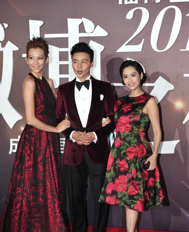 蔡少芬和朱茵好姐妹同框身高差距挺大但两人的气质却不相上下