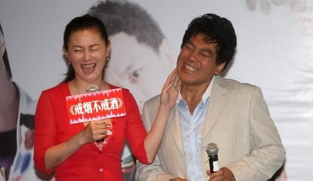 王思懿老了也并不拘束和朱时茂有说有笑一看关系就挺好的