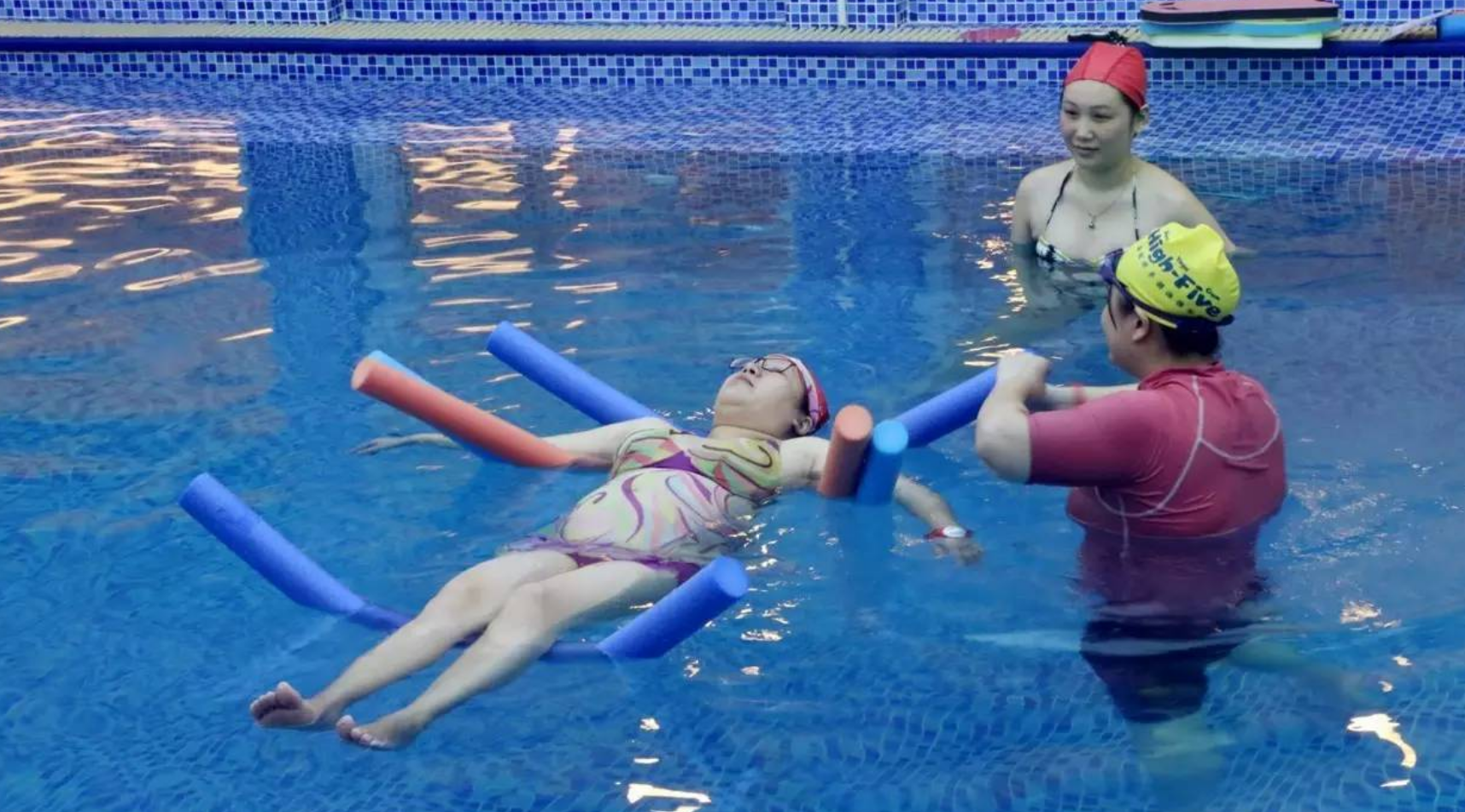 而且听说游泳对孕妇很好,小静孕期一直坚持游泳到孕晚期.