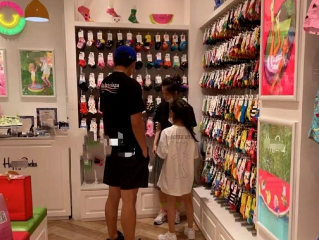 贾乃亮开豪车看女儿,小甜馨看到爸爸超开心,未见李小璐露面休闲区蓝鸢梦想 - Www.slyday.coM