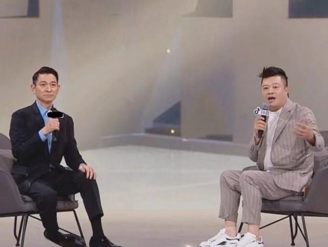 和刘德华一起直播的还有主持人马东,在此次直播的过程中我们看到