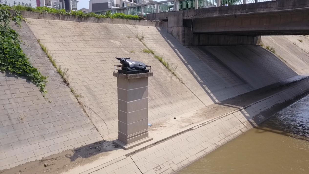 贾鲁河水位持续下降二板桥桥面已露出