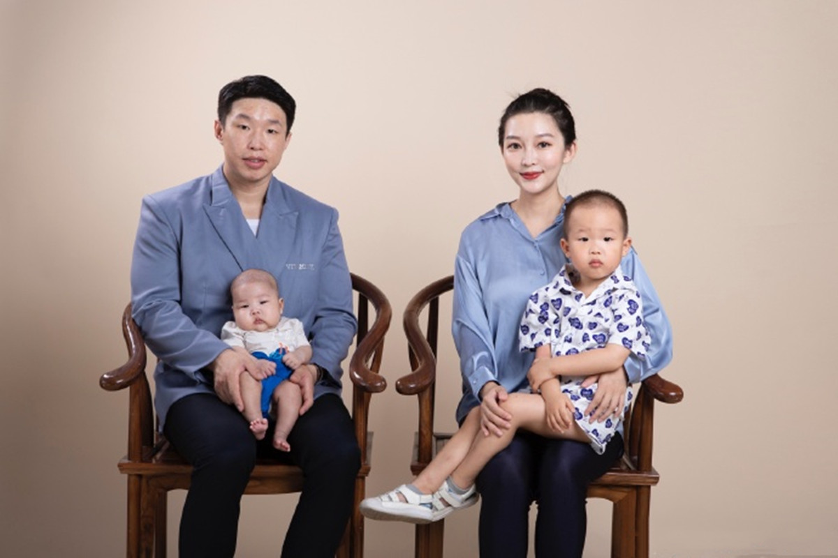 德云社烧饼拍全家福饼嫂虽然是网红脸但打扮甜美依旧很耐看