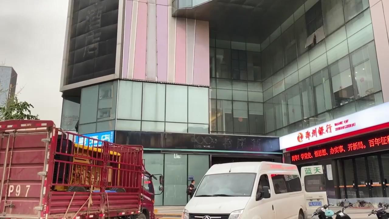 郑州希岸酒店又出事了连招牌都被摘了工作人员风大不安全