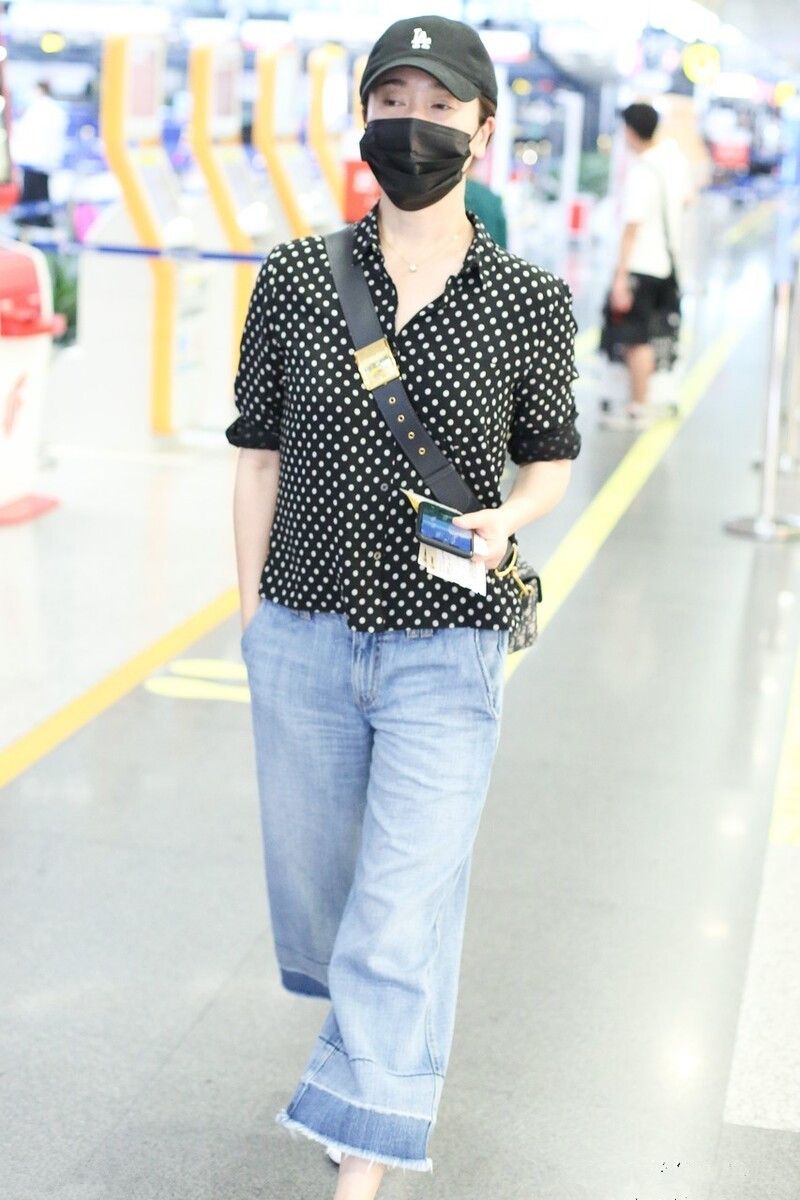 在机场拍到左小青,穿健美裤不遮臀型,44岁还玩下衣失踪装少女!